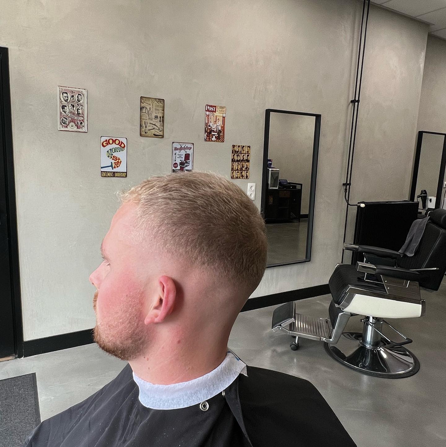 Kort rossig herenkapsel met low fade en bijpassende verzorgde baard