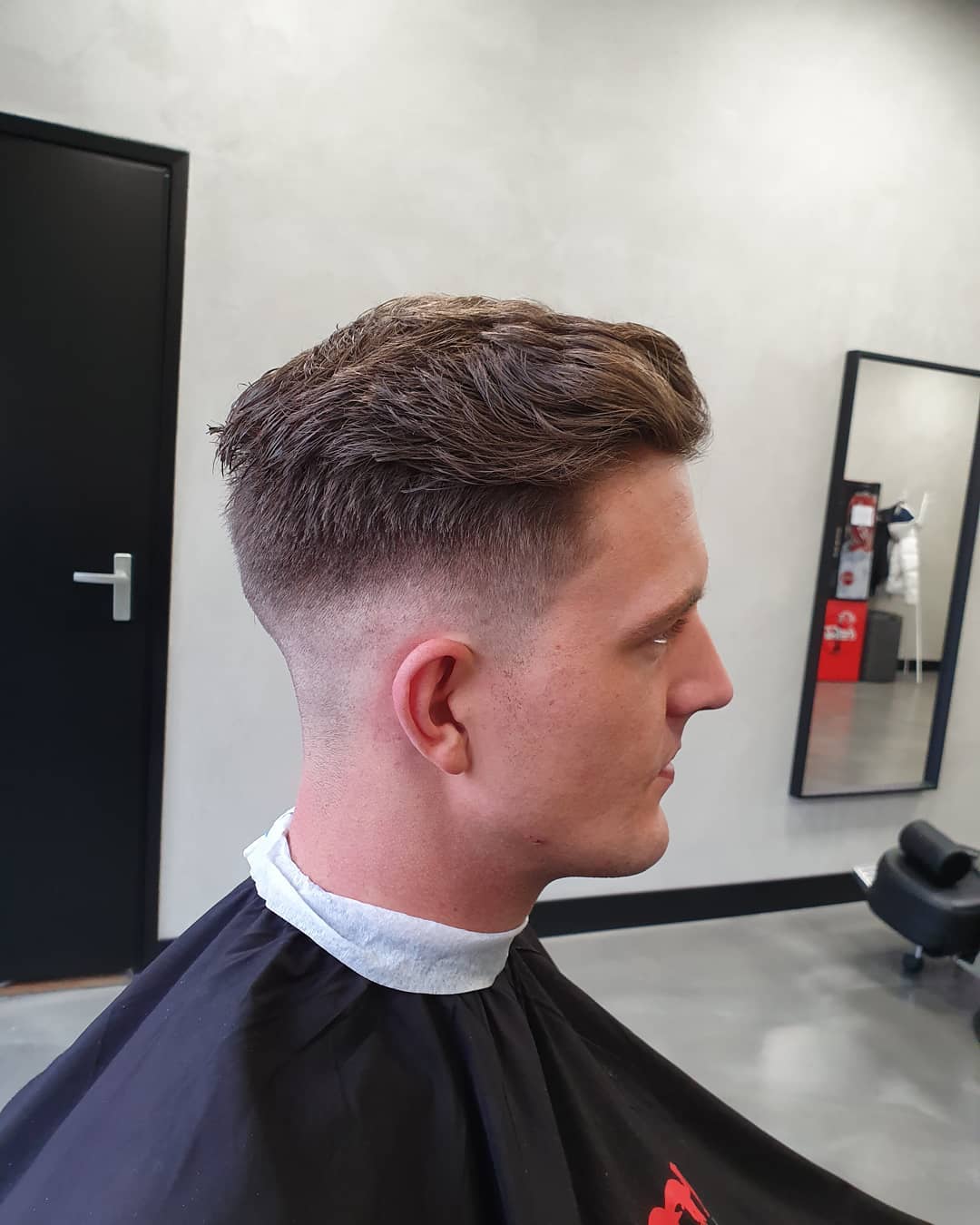 Klassieke koperkleurige zijscheiding met subtiele low fade